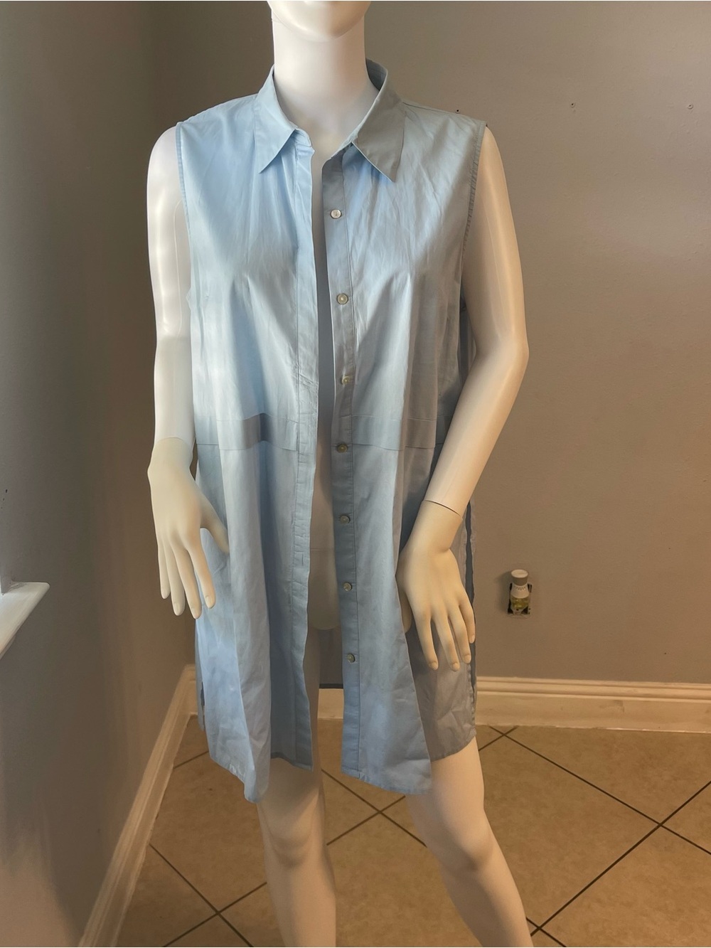 This is a light blue Forever 21 sleeveless top size medium
Like new condition - Picture 2 of 11